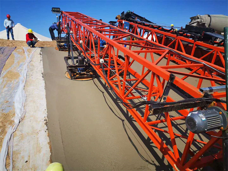 大型斜坡渠道襯砌機(jī)抹光工序